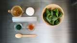 Eye concealer remedy with Spinach, Spirulina, Honey and Green Tea - Preparation step 1