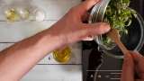 Nettle oil obtained by transfer and using bain-marie - Preparation step 3