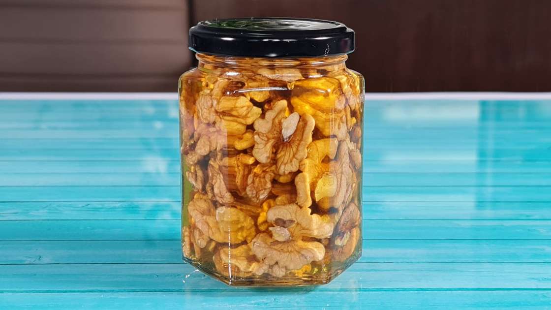 Walnut kernels with honey in a jar, photo 3