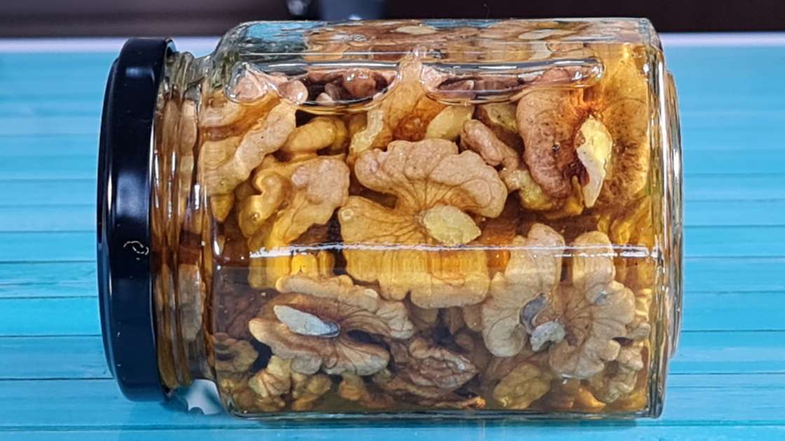 Walnut kernels with honey in a jar, photo 4