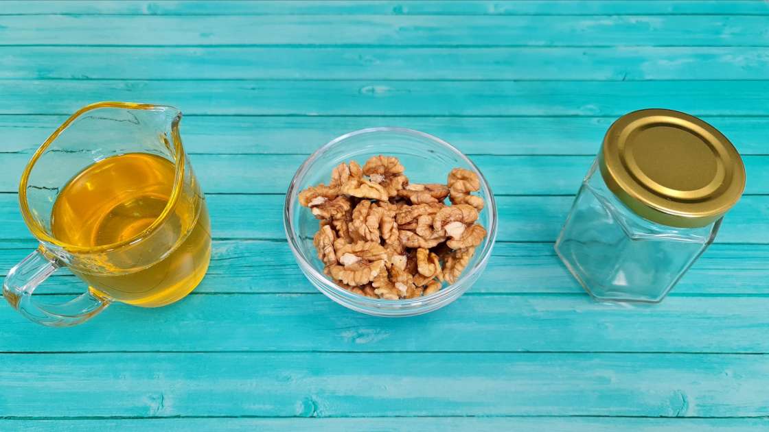 Walnut kernels with honey in a jar, photo 6