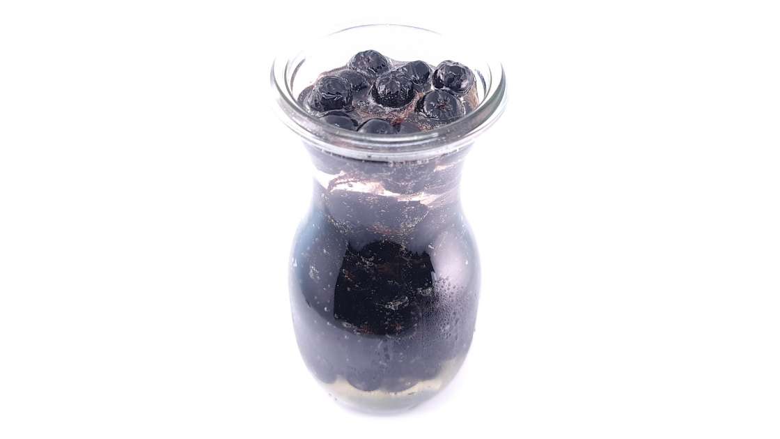 Aronia bunches with honey in a jar, photo 3