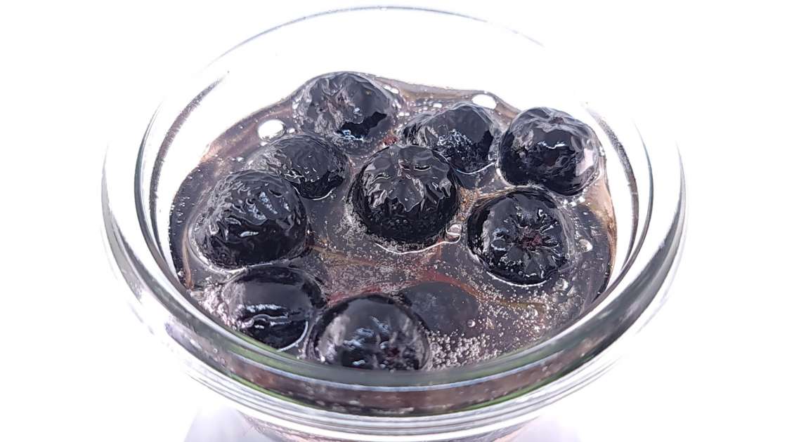 Aronia bunches with honey in a jar, photo 4