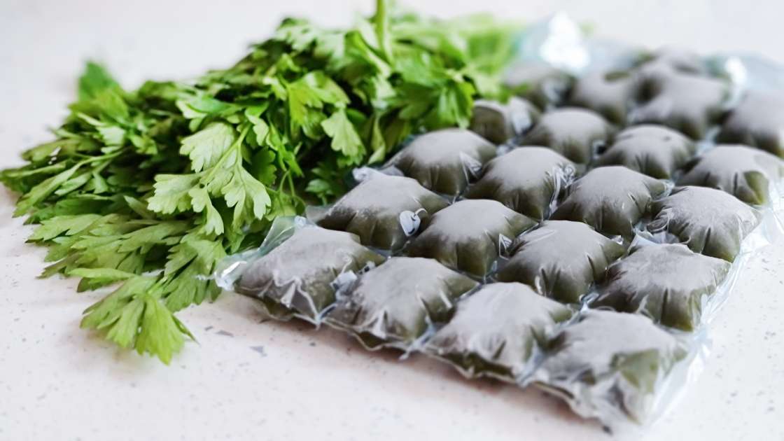 Parsley juice with lime in ice packs, photo 2