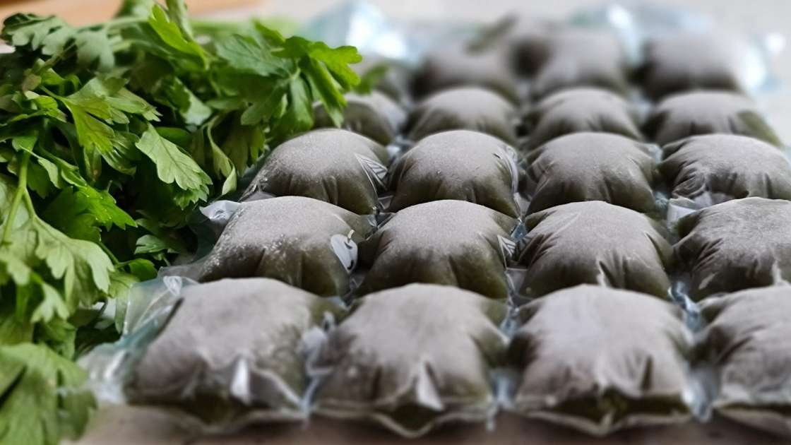 Parsley juice with lime in ice packs, photo 4