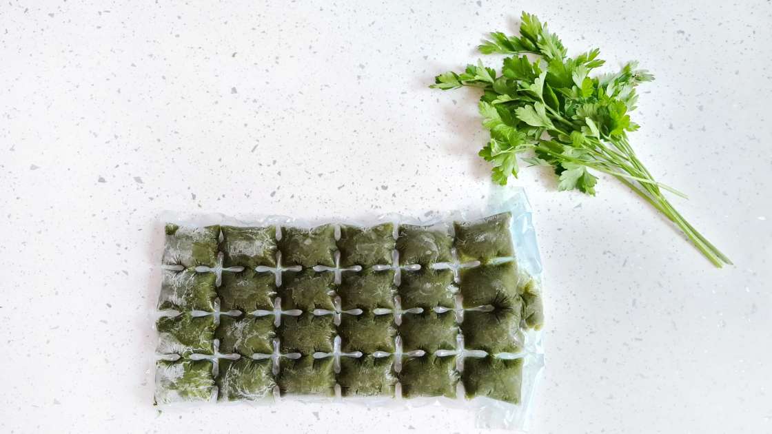 Parsley juice with lime in ice packs, photo 7