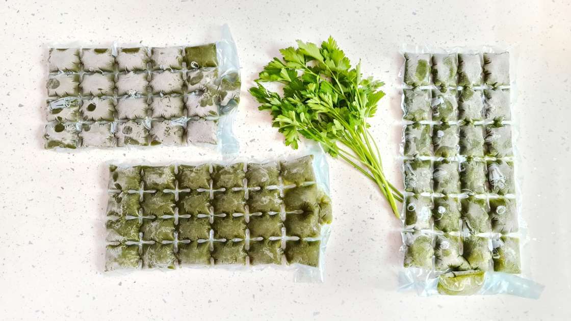 Parsley juice with lime in ice packs, photo 9