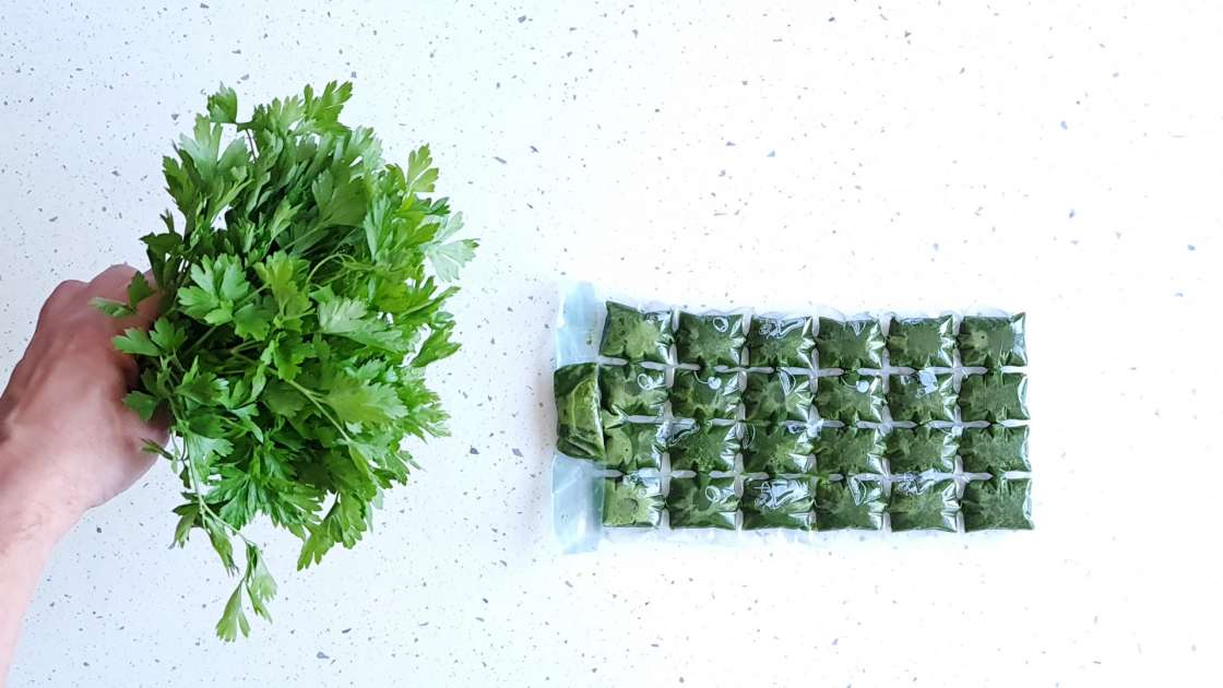 Parsley juice with lime in ice packs, photo 11