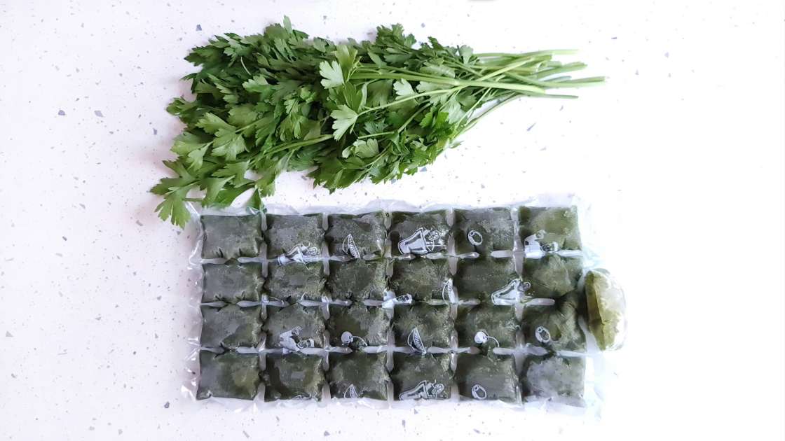 Parsley juice with lime in ice packs, photo 12
