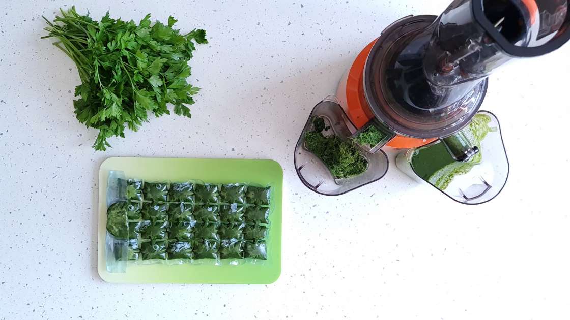Parsley juice with lime in ice packs, photo 15