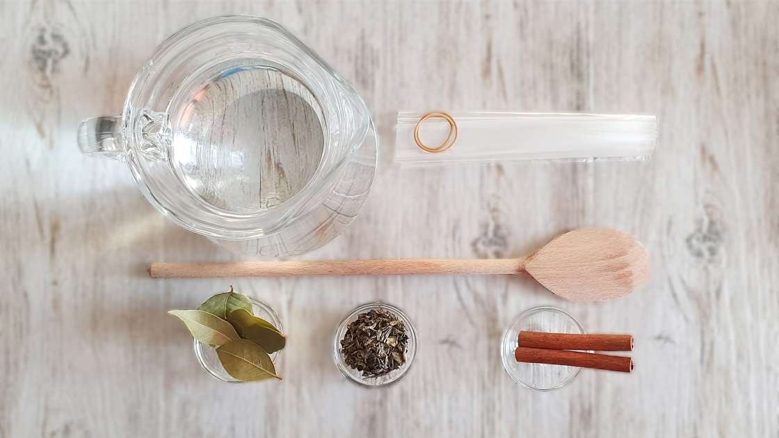 Water with cinnamon, bay leaves and green tea