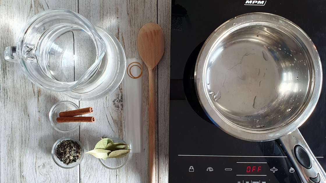 Water with cinnamon, bay leaves and green tea, photo 2