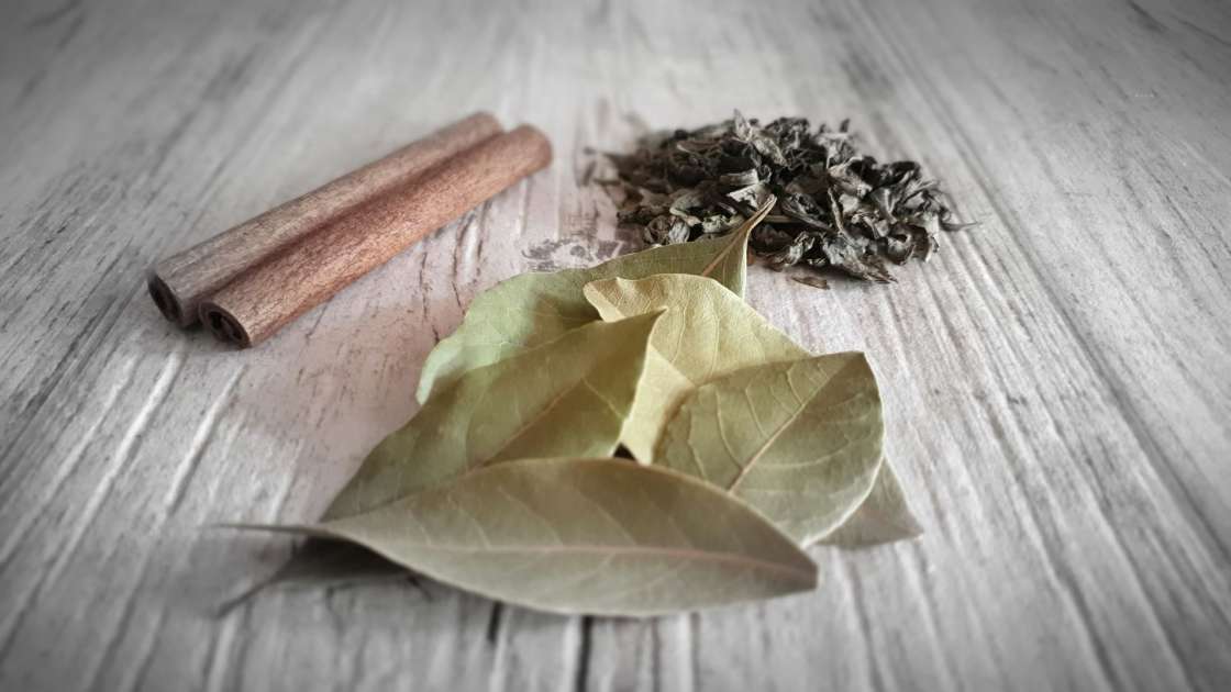 Water with cinnamon, bay leaves and green tea, photo 10