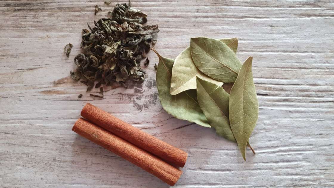 Water with cinnamon, bay leaves and green tea, photo 11