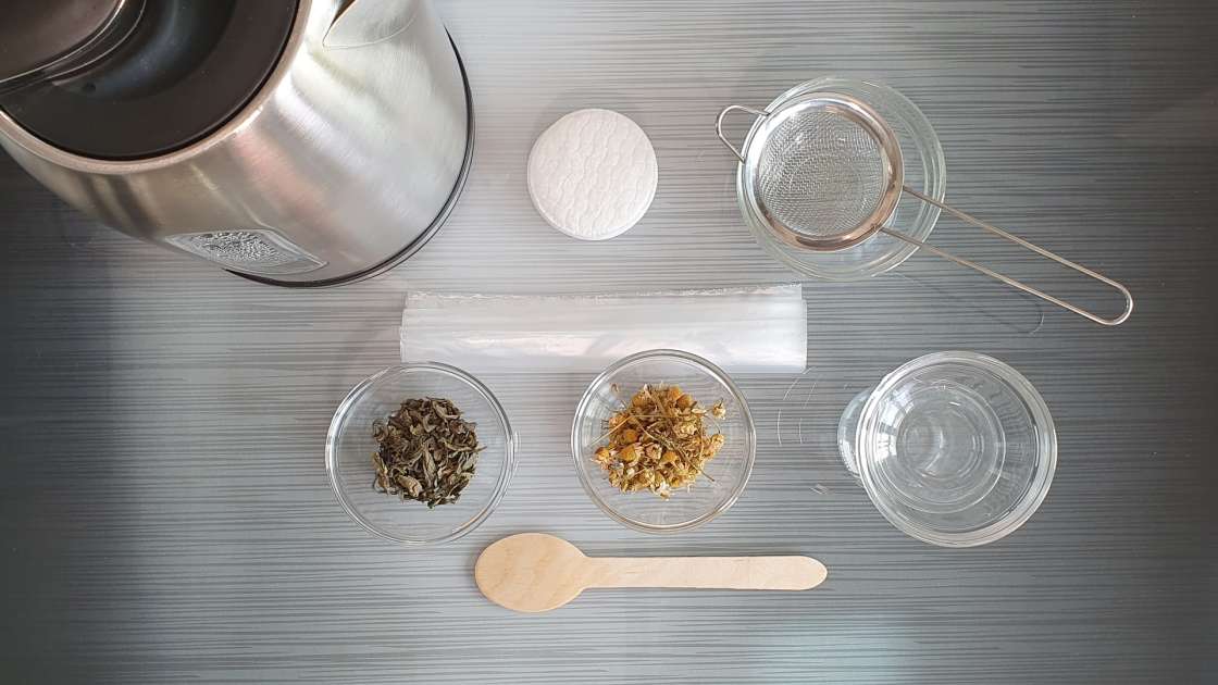 Anti-blemish remedy with make-up remover pads soaked in chamomile and green tea, photo 1