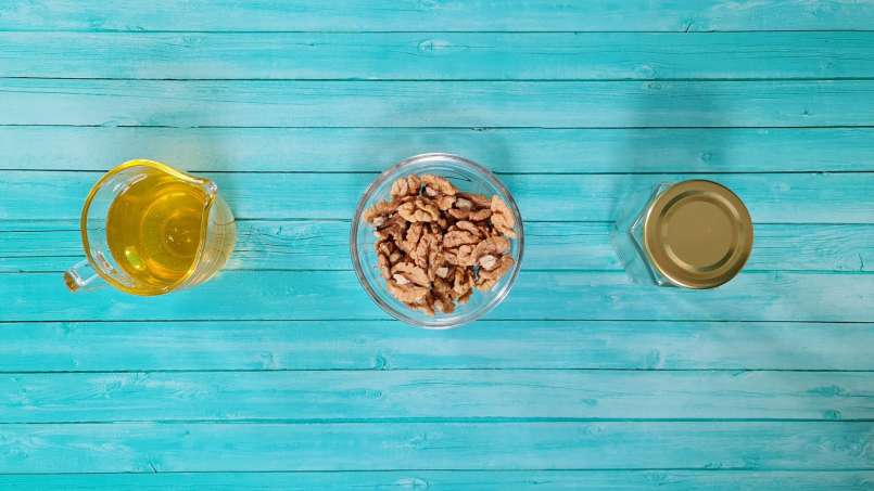 Walnut kernels with honey in a jar, photo 7