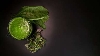 Revitalizing smoothie with nettles, spinach, ginger and lemon