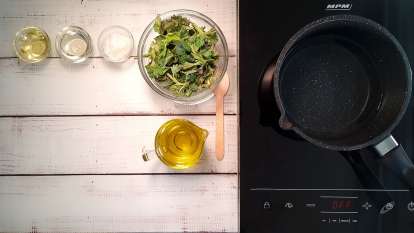 Nettle oil obtained by transfer and using bain-marie