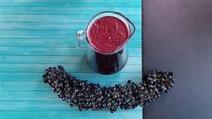 Aronia juice with ginger and lemon