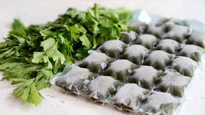 Parsley juice with lime in ice packs