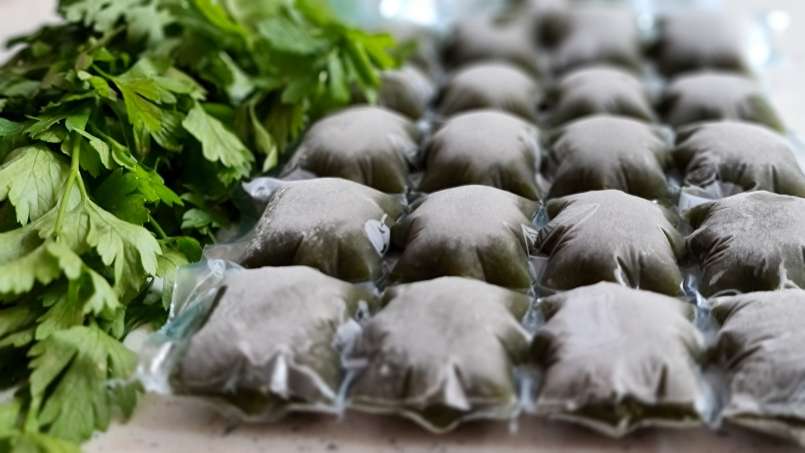 Parsley juice with lime in ice packs, photo 3