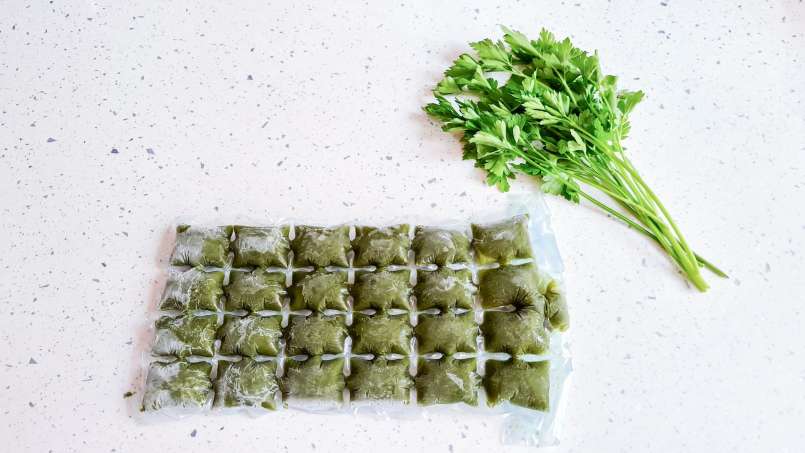 Parsley juice with lime in ice packs, photo 8
