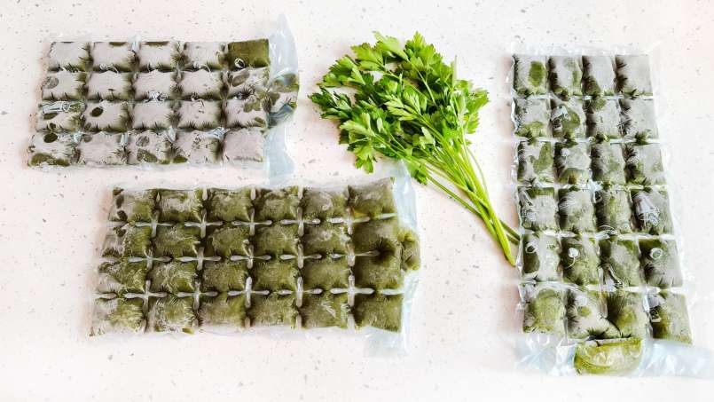 Parsley juice with lime in ice packs, photo 10