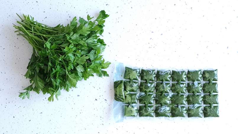 Parsley juice with lime in ice packs, photo 13