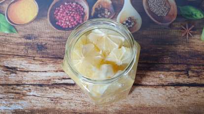 Macerated lemon with honey in the jar: tonic, immune, liver