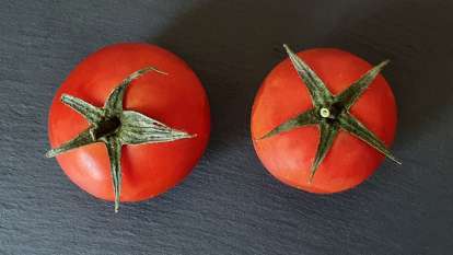 Fresh tomato juice with honey to strengthen bones and joints